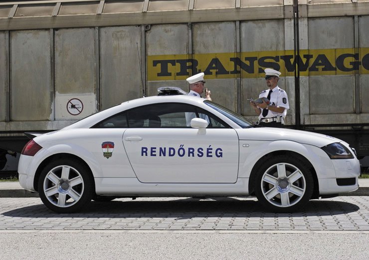Európában ez a TT az első rendőrautó az igen áramvonalas új fényhíddal
