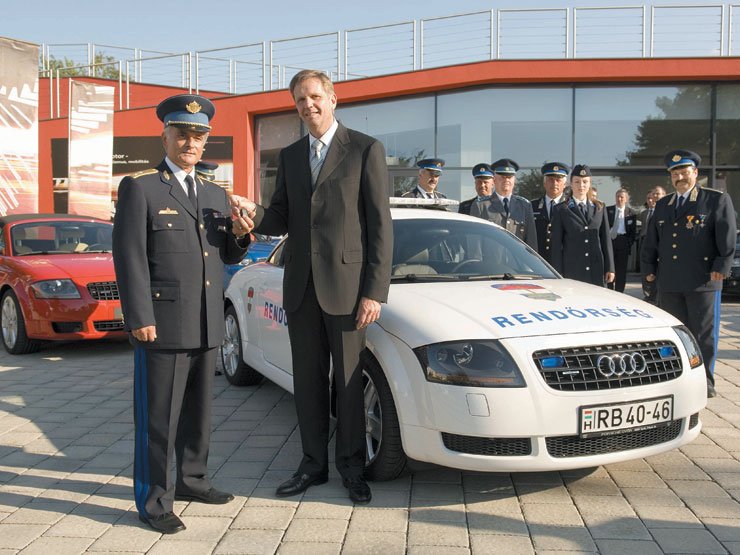 Dr. Bene László országos rendőrfőkapitánynak Dr. Jochem Heizmann, az Audi igazgatótanácsának termelésért felelős tagja adta át az autót