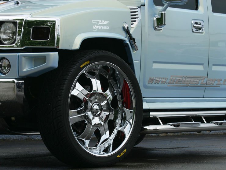 Alig észrevehetők a hatalmas felnik mögött megbúvó 380 milliméteres féktárcsák és a nyolcdugattyús féknyergek