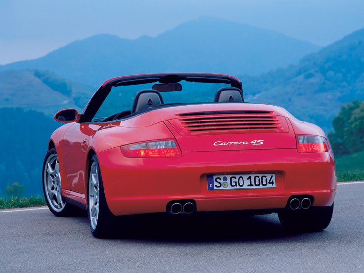 A Cabrio 4 esetében széria a Porsche aktív lengéscsillapító rendszer, a 4-eshez ezt felárért lehet megvenni. A kerámia-kompozit fék mindkét autóhoz rendelhető