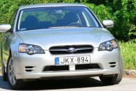 Teszt: Subaru Legacy 2.0 - Nem enged a lényegből