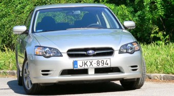 Teszt: Subaru Legacy 2.0 - Nem enged a lényegből