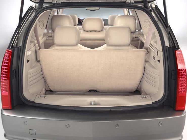 Az SRX második üléssora sínen tologatható, a harmadik sor gombnyomásra a padlóba fordítható