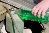 Autófelkészítés – Trükkök, tanácsok 17 Ellenőrizzük az ablakmosó tartályban lévő folyadék szintjét, töltsük fel a hűtő-kiegyenlítőtartályt is folyadékkal