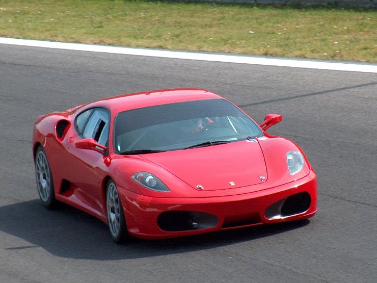 Erősebb motor és könnyebb karosszéria: ez garantálja, hogy az utcai változatnál is gyorsabb legyen a Challenge