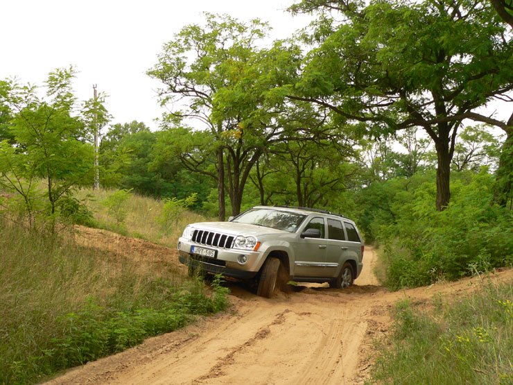 5421_52800_1000x700.jpg | Vezess | Vezess Közúton kényelmes, terepen kegyetlen - a Grand Cherokee minden helyzetben feltalálja magát