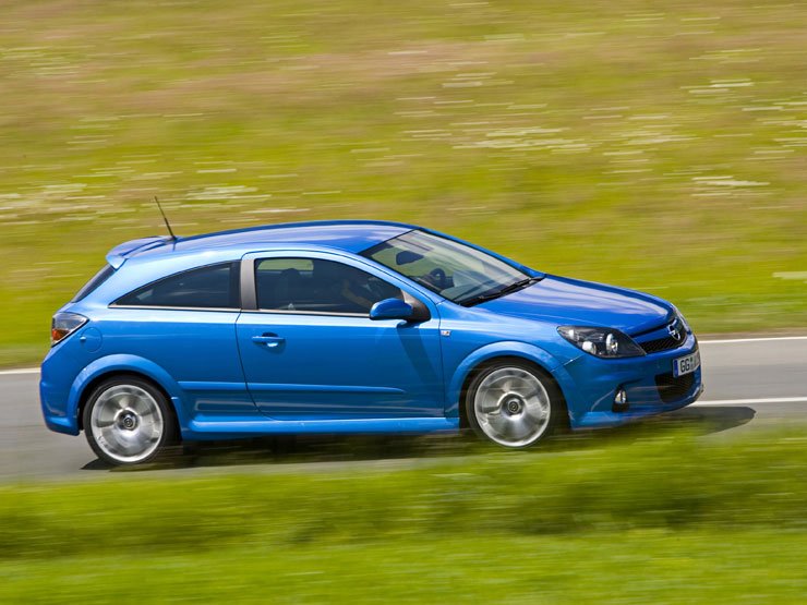 15 milliméterrel alacsonyabb a hasmagasság az eleve ültetett futóművű Astra GTC-hez képest