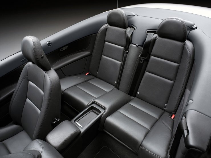 A Volvo azt ígéri, hogy ebben a fémtetős kabrióban hátul is utazhatnak felnőttek