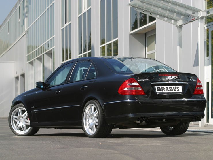 A négy kipufogóvéget leszámítva ugyanígy néz ki az eredmény, ha valaki egy E 320 CDI-t tuningoltat a Brabusnál