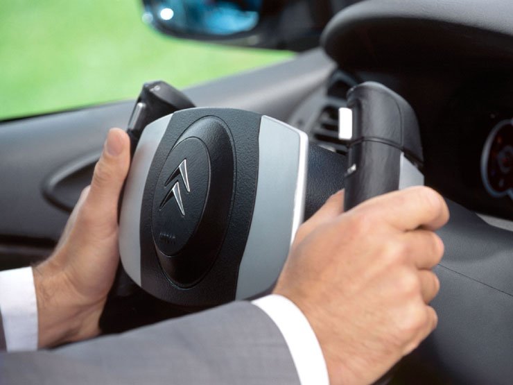 A változó áttételnek köszönhetően nem kell a vezetőnek átfogni a kormányon, kisebb mozdulatokkal írányítható az autó