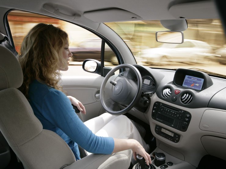 A parkolást segítő rendszernél az autó önállóan kormányozza a megfelelő helyre az autót