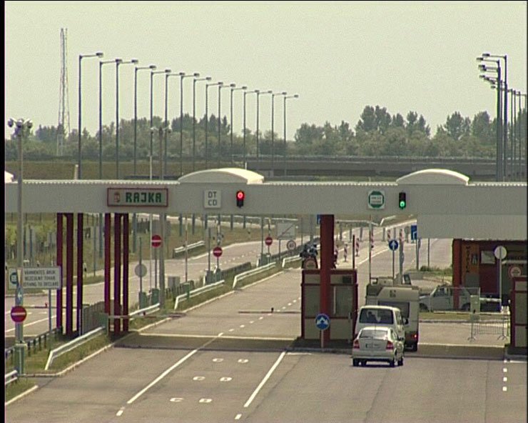 Magyarországon ki-és belépéskor még egyaránt meg kell mutatni papírjainkat