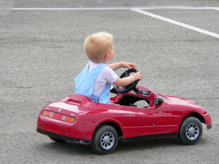 A legtöbb országban 18 éves kor alatt nem szabad a volán mögé ülni