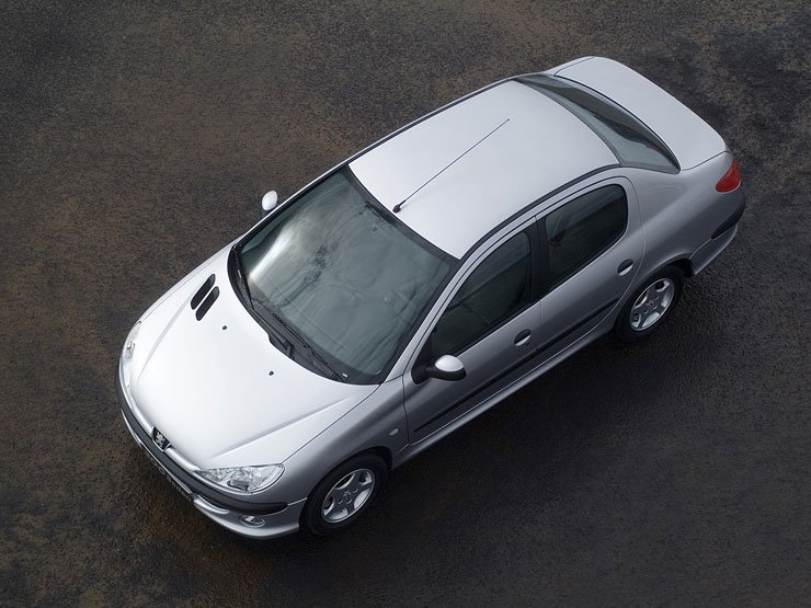 35 centivel lett hosszabb a csapotthátú moddellekhez képest a Sedan, a tengelytáv nem változott