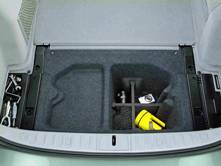 Bátran rámolhatunk a pótkerék hült helyére is