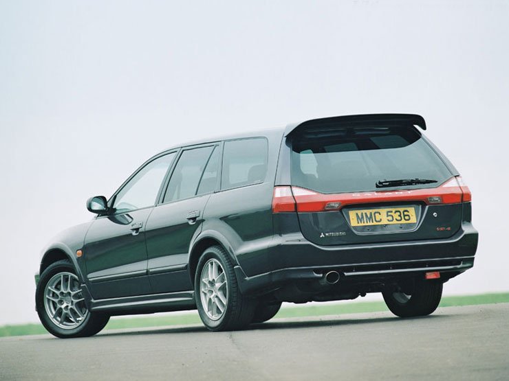 A Galantból már volt spotros kombi modell a Mitsubishinél. A VR4-ben duplaturbós 2,5-ös V6-os motor volt