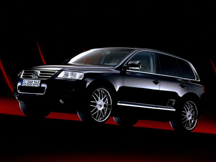 Már a 11 x 23 colos felnik is nagyot dobnak a Touareg megjelenésén, de a teljes spoilercsomaggal lesz igazán brutális