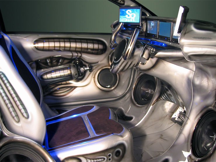 Félévnyi munkába került az autó elkészítése. A vezető középen ül és repülőkormányt forgat