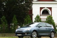 Feltűnő jelenség az utakon a C4 Coupé. A formatervezők lendülete a belsőbe érve sem fogyott el