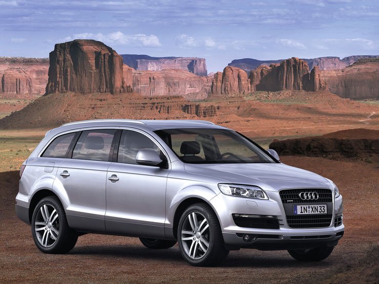 Kezdetben a harmadik generációs közös nyomócsöves befecskendezésű 3.0 TDI-ből illetve a 4.2 FSI-ből áll a motorválaszték