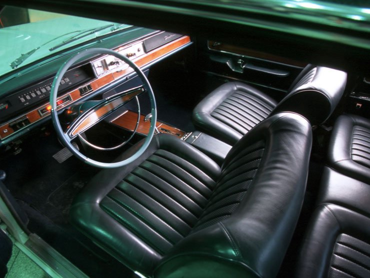 Süppedős szőnyeg, szervokormány, bőrülés és 250-ig skálázott kilométeróra hangsúlyozta a V8-as kupé státuszát