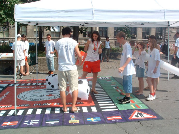 A család generációit eltérően szólítja meg a Vöröskereszt, a kicsiket például közlekedésbiztonsági játékokkal