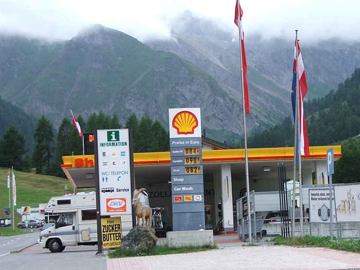 Svájcban (és Ausztriában) nem a V-Power naftát reklámozzák a pilonokon, hanem az árakat szerepeltetik rajta. Ezek az összegek tényleg vonzóak