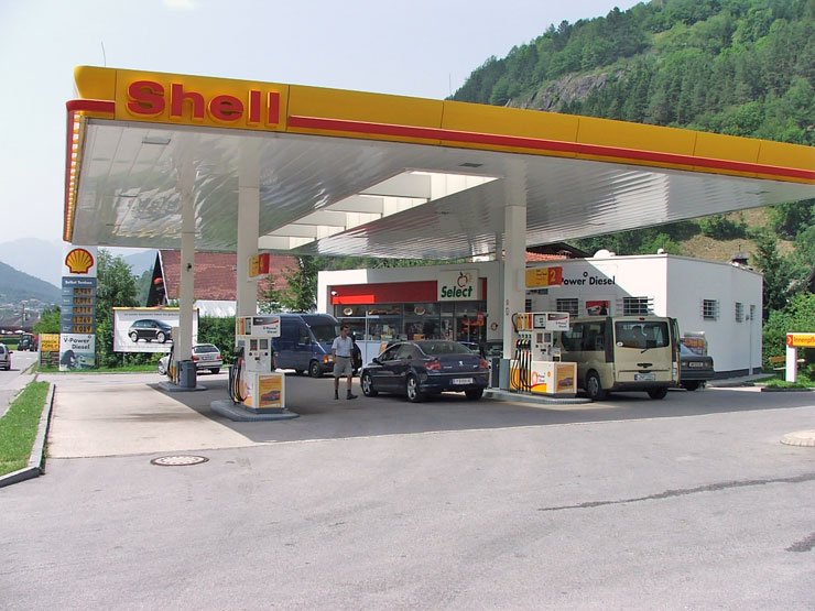 Nem hátsó udvari zugkimérésékben találtuk a cikkben szereplő árakat, hanem ismert multik helyi kútjainál