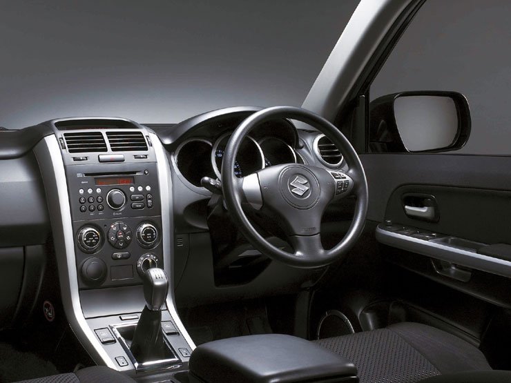 Az utastér az új Swiftéhez hasonló elemekből építkezik. Az alapfelszereltség része az ESP is