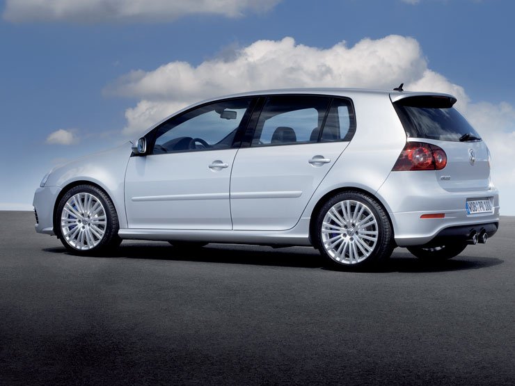 Nem sprőd sportmodell az új R32 sem, hanem kényelmes, erős, jól felszerelt és súlyos túraautó