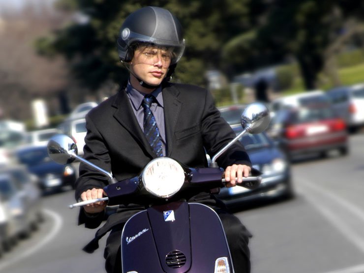 Lámpánál gyorsan a sor elejére kerülhetünk. Utána ne húzódjunk nagyon az út szélére, mert az autósok hajlamosak leszorítani