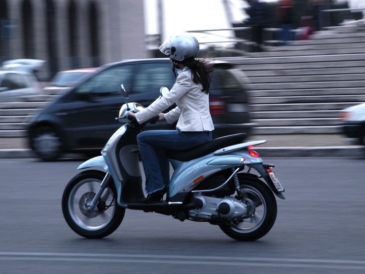 Hosszabb távon már nem egyértelmű a robogó előnye. Itt könnyen elveszíthetjük a dugóban megszerzett előnyünket