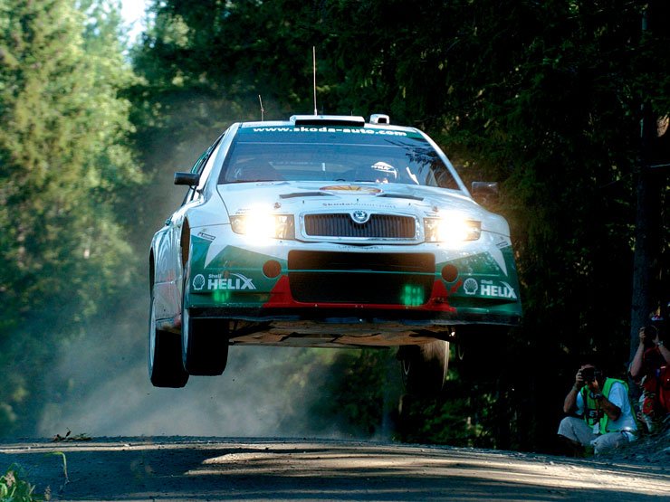 Az év talán leglátványosabb versenye következik, ahol az autók hatalmas ugratásokkal szorakoztatják a nézőket