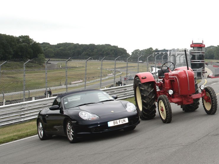 Porsche traktor az ültetvényről