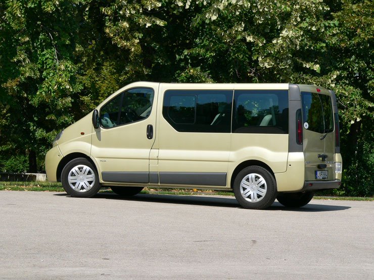 Jumbo tetőnek hívják a tetőrész kidudorodását. A Vivaro Tour 2.5 CDTI 7 059 000 forintos ára nagyon kedvező, de majdnem mindenért felárat kell fizetni