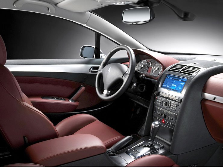 A műszerfal ugyanolyan a Coupéban is, mint amit a 407 limuzinnál illetve SW-nél megszokhattunk 