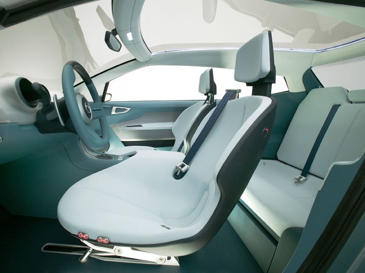 Sűrített levegővel rendezhetők át a hátsó ülések. Ha csak egy ember ül hátul, az ülés középen van