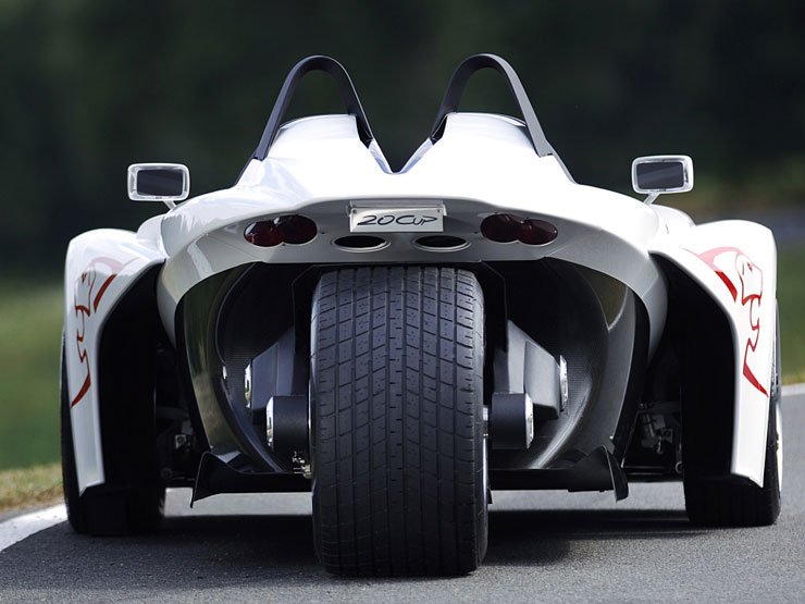 Hátul akár a motoroknál egyetlen kereket találunk