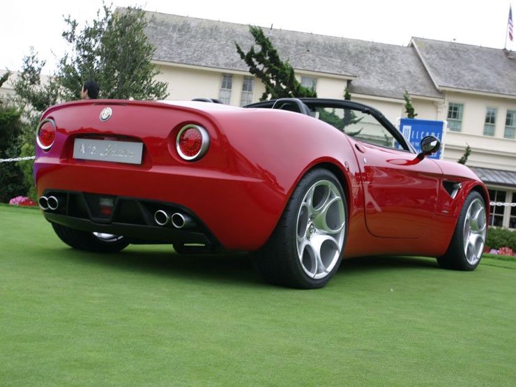 4,2 literes V8-as motor kapott helyet az Alfa Romeo 8C Spiderben is, teljesítményéről csak annyit mondanak: 400 lóerő felett van