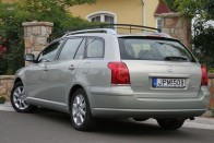 Teszt: Toyota Avensis Wagon 2.2 D-4D - Japán barokk