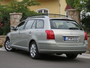 Teszt: Toyota Avensis Wagon 2.2 D-4D - Japán barokk