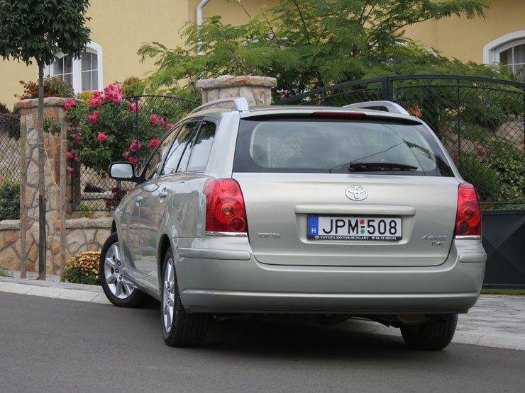 Teszt: Toyota Avensis Wagon 2.2 D-4D – Japán barokk 18