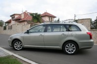 Teszt: Toyota Avensis Wagon 2.2 D-4D – Japán barokk 45