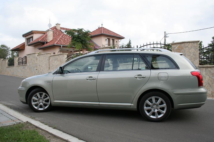 Teszt: Toyota Avensis Wagon 2.2 D-4D – Japán barokk 21