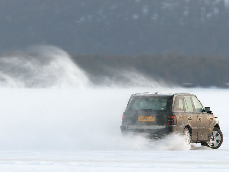 Nem hájas, csak erősek a csontjai. A kisportolt Range Rover Sport is 2,5 tonnás üresen. Több, mint 6,4 millió kilométert tettek meg a fejlesztők a szériagyártás előtt
