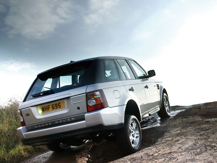 Terepre a legjobb a 440 Nm-es nyomatékú dízelmotor. A dízel Range Rover Sport 14,1 millió forinttól kapható