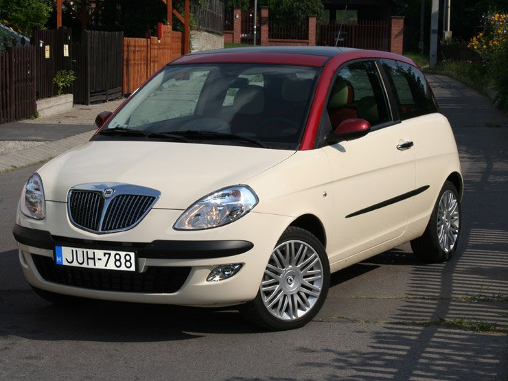 Teszt: Lancia Ypsilon bi-color 1.4 – Maffiózó lány 10