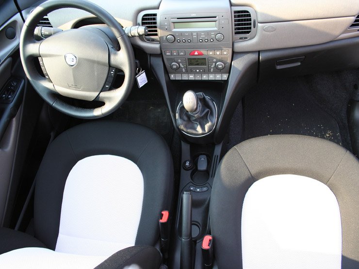 Teszt: Lancia Ypsilon bi-color 1.4 – Maffiózó lány 14