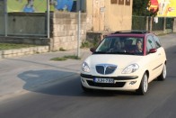 Teszt: Lancia Ypsilon bi-color 1.4 – Maffiózó lány 45