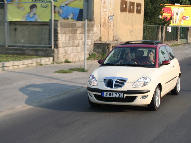 Teszt: Lancia Ypsilon bi-color 1.4 – Maffiózó lány 16